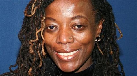 A searing novel about the obstacles facing women in zimbabwe, by one of the country's most notable authorsanxious about her prospects after leaving a stagnant job. Tsitsi Dangarembga | La République "bananière" du Zimbabwe