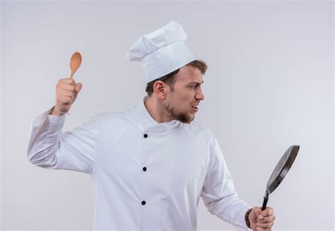 Un Jeune Chef Barbu Stressant Homme V Tu D Un Uniforme De Cuisini Re Blanche Et Chapeau Tenant