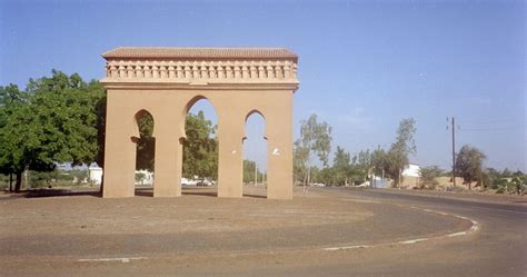 Sénégal Larc De Triomphe De Louga Village Natale Geofr