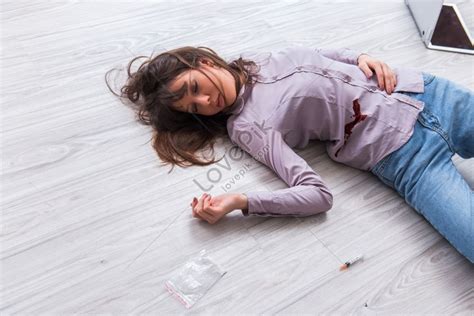 자살 후 바닥에 누워 죽은 여자의 사진 사진 무료 다운로드 Lovepik