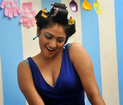 Sandalwood Sexy Actress Haripriya Deep Cleavage Stunning Big Boobies