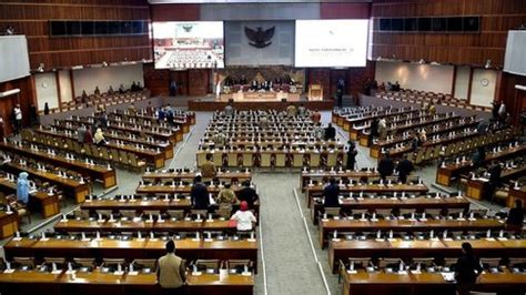 Gelar Rapat Paripurna DPR Agendakan Pengesahan Perppu Pilkada Menjadi