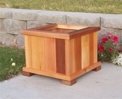 It's sized to hold an 18″ round plastic pot, which you can pick up in any garden center. Grow the Perfect Tomato with our Cedar Planter Boxes ...