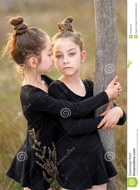 Verticale De Deux Petites Filles Photo Stock Image Du Enfant Joie