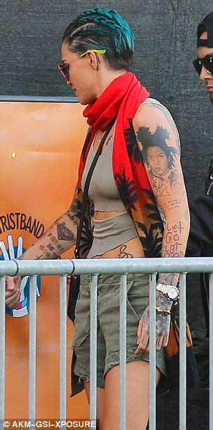 Ruby Rose Flaunts Her Abs At Coachella Music Festival Daily Mail Online