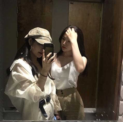 𝒫𝑒𝒶𝒸𝒽𝓎 ₊˚ ༄ korean best friends friend photoshoot girl friendship