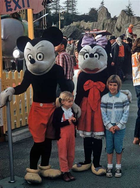 17 Ridiculously Creepy Vintage Disneyland Costumes