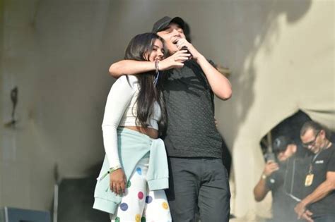 João Gomes se declara e beija namorada no palco tô apaixonado
