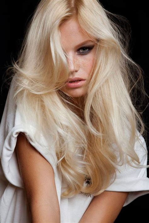 piękny bardzo jasny blond długie włosy Fryzury Galeria