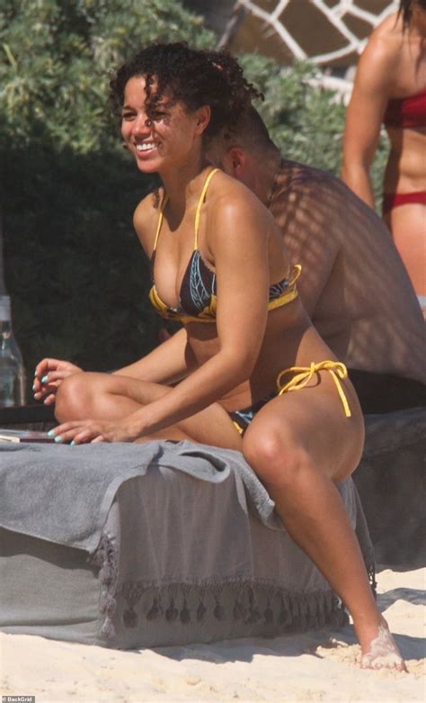 Alisha Wainwright Soaks Up Sun In Bikini In Mexico After Pda Scandal