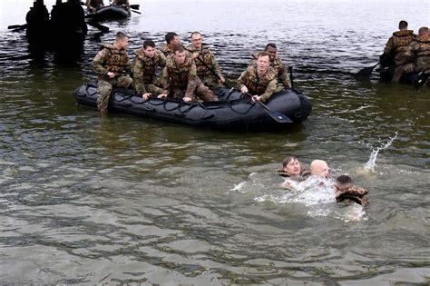 Military Photo Of The Day Combat Water Survival Test The Stream