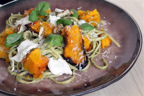 Vegetarische pasta met pompoen walnoten geitenkaas en pesto Hot