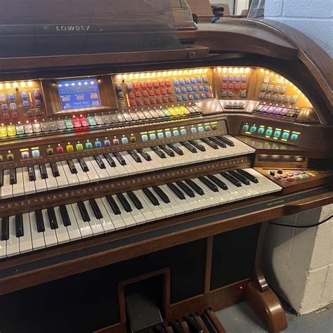 Used Lowrey Prestige Organ In Oak Finish Stock Id 7714 Epianos