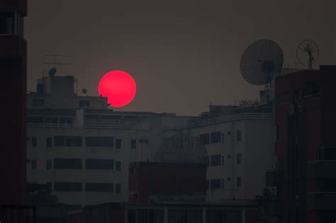 La Foto Sol Rojo Se Oculta Entre La Calima Y Los Bloques Caraqueños