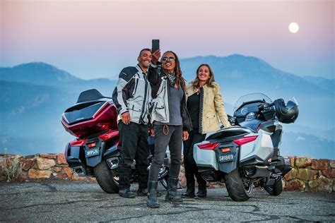 It's what a throttle hand is made for and, along with honda selectable torque control, is one of the world's most impressive, usable and enjoyable motorcycle powerplants. 2021 Honda GL1800 GoldWing en GoldWing Tour | Motornieuws