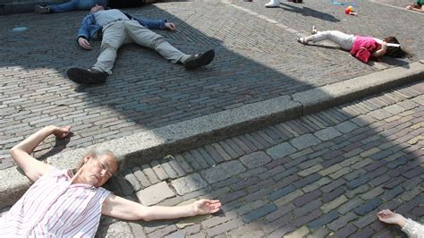 In Beeld Tientallen Mensen Vallen Dood Neer Op Het Plein In Den Haag