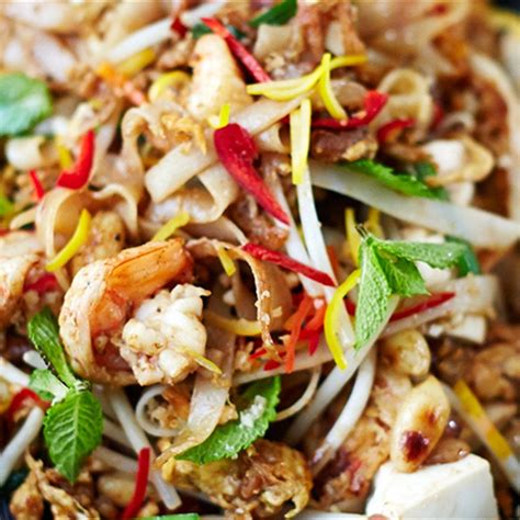 Push the pad thai to one side of the pan and add the egg. Prawn and Tofu Pad Thai Recipe (mit Bildern) | Jamie oliver