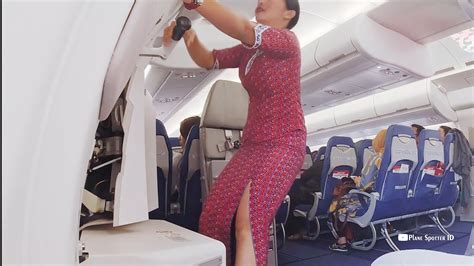 Pramugari Cantik Saat Menutup Dan Membuka Pintu Pesawat Terbang Lion Air Simak Caranya Biar Tau