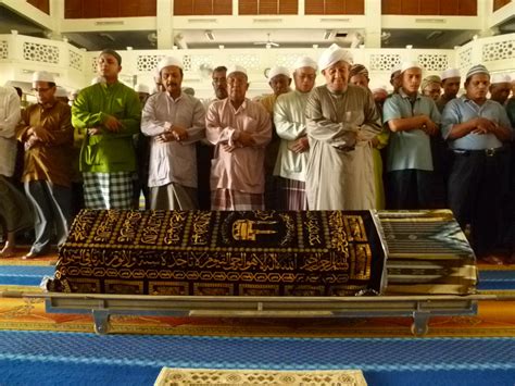 Solat jenazah adalah solat yang dilakukan oleh orang hidup kepada orang yang telah meninggal dunia agar diampunkan dosanya, mendapat rahmat dan keredaan allah swt. The Islamic Undertaker: Kedudukan Imam Pada Sembahyang Mayat