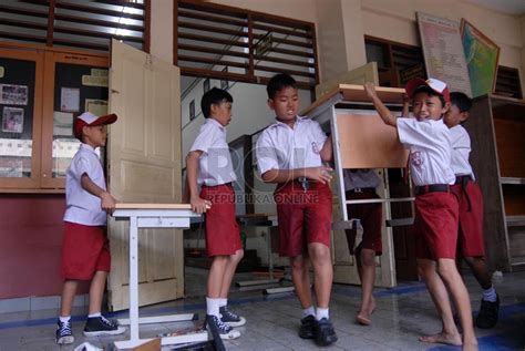 Sebelum liburan, di sekolah pasti diadakan kegiatan gotong royong membersihkan lingkungan sekolah. Siswa SD Gotong Royong Bersihkan Ruang Belajar yang Terendam Banjir | Republika Online
