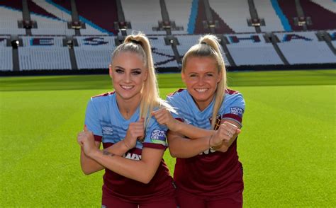 Fora de campo, porém, as duas jogadoras suíças são um casal. Alisha Lehman: La talentosa futbolista suiza que causa ...