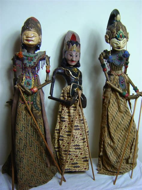 Abroad in jakarta, indonesia, and brought back a pair of wayang golek rod puppets. 3 wayang golek puppets - Java - Indonesia - Catawiki
