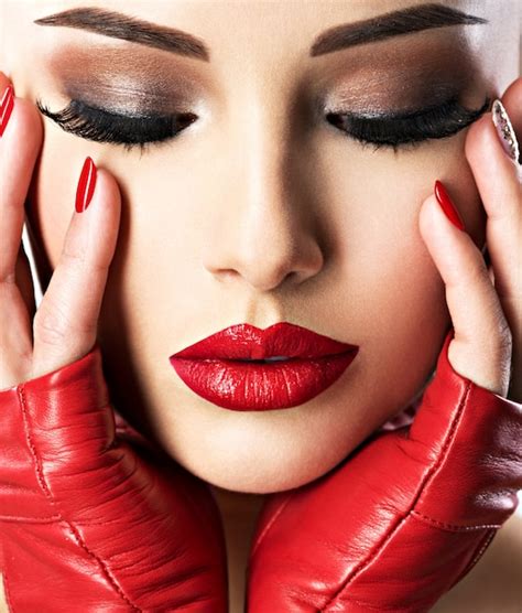 Mulher Bonita Com Maquiagem Brilhante E Batom Vermelho Nos Lábios Sensuais Retrato Do Close Up