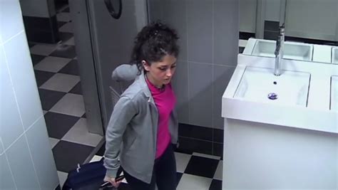 Una acción con cámara oculta deja encerrados en el baño a los viajeros