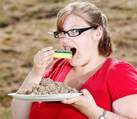 Woman Gets Weird Cravings While Pregnant Starts Eating Sponges And Sand