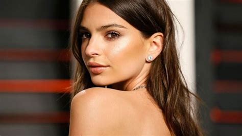 Emily Ratajkowski Causa Furor Tras Posar Con Axila Sin Rasurar