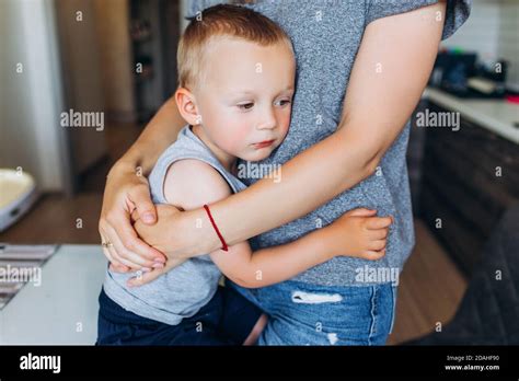 Maman Embrasse Son Fils Dans La Cuisine Famille Dans La Cuisine Photo Stock Alamy
