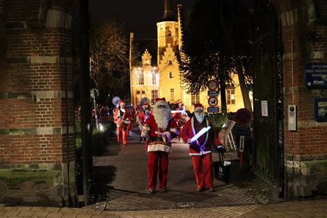 Kijk Santawalk Brengt 600 Kerstmannen Op De Been “geslaagde Maar Laatste Editie” Foto Hln Be