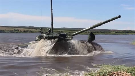 Sebagaimana tni di bawah kementerian pertahanan, jelasnya. Bak Kapal Selam, Tank Bawah Air Rusia Seberangi Sungai ...