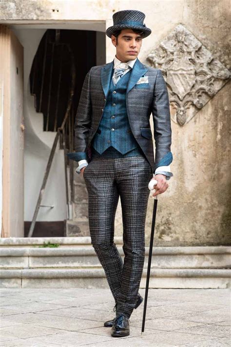 Quanto ai colori di tendenza, quest'anno non puoi perderti l'abito da uomo nell'intenso blu elettrico né il vestito in nero da abbinare a una camicia bianca slim. Abito da uomo lusso glamour blu nero made in Italy 100%