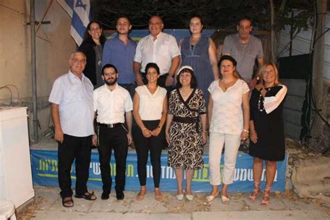 ואנשי תקשורת • הצלם שלומי כהן העמיד את כולם לתיעוד. עומר ינקלביץ ובעלה - Lilianaescaner