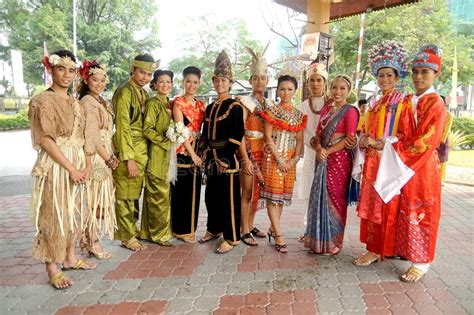 Malaysia Traditional Wear Cultural Outfits Of Malaysia Bayu Somerset