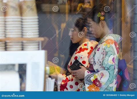 Deux Jeunes Filles Japonaises En Utilisant Le Kimono Traditionnel De Geishas Dans Un Restaurant