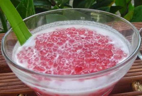 Bubur sumsum yang biasanya tersaji dengan warna putih dengan siraman sirup gula merah dan santan yang gurih kali ini tersaji dengan warna yang lebih cerah. Cara Membuat Bubur Mutiara Sederhana Dan Nikmat