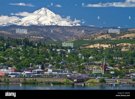 A View Of Mount Hood At City Of The Dalles Oregon Usa Stock Photo Alamy