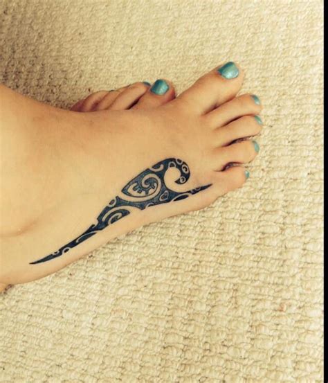 Tribal Wave Tattoo On Foot Polynesiantattoosdesigns Tattoos Fuß