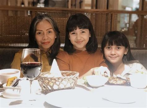 Dari jendela smp merupakan salah satu karyanya yang pertama kali terbit di tahun 1983. 10 Momen Kompak Sandrinna Michelle dengan Adik, Bak Pinang ...