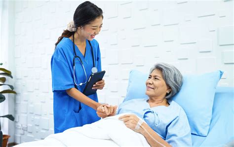 Hospice Nurse Training: Preparing Nurses in End-of-Life Care