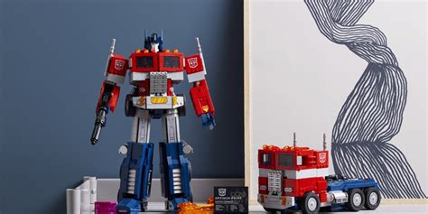 The Optimus Prime Comes To Life In Lego Form And Fully Transforms