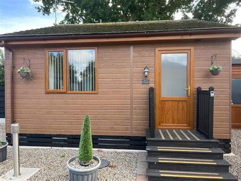 Cherry Cabin With Hot Tub Self Catering In York Yorkshire