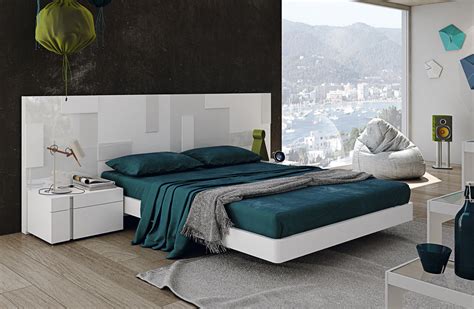 Lacquered Stylish Wood Platform And Headboard Bed Charlotte North