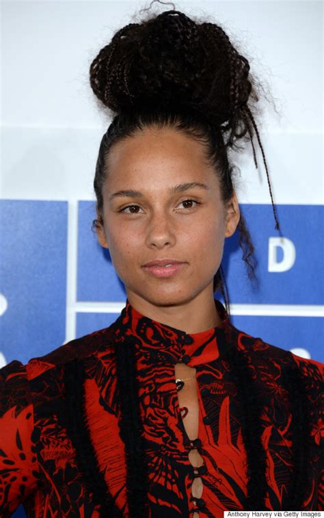 Alicia keys isn't only a music icon, but she's a style icon too. The Anger Provoked By Alicia Keys Not Wearing Makeup To ...