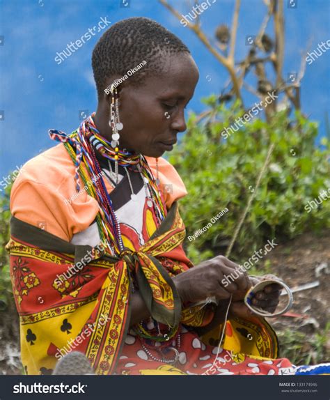 maasai-mara,-kenya-december-27-maasai-woman-makes-traditional-necklace-27-december,-2012-at