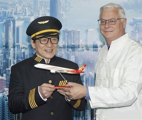 The site owner hides the web page description. 成龙身着时尚帅气的航空机长制服图片_中国制服设计网