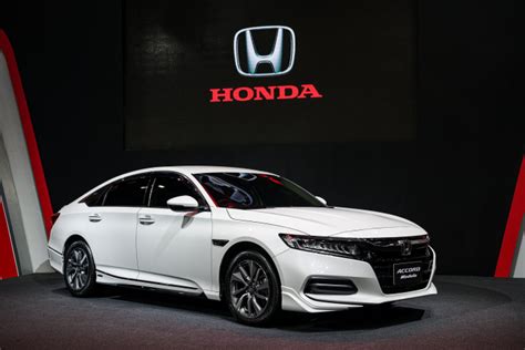Honda civic the complete dynamic sedan. Honda gets over 4,000 orders for new Accord
