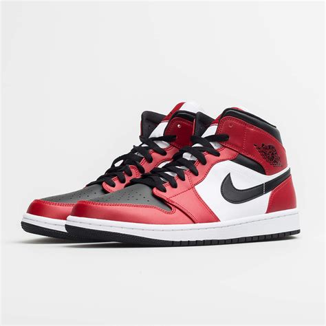 Drawing from the 'chicago' colorway, the shoe's familiar mix of black, gym red and white includes black on the perforated toe box. Air Jordan 1 Mid "Chicago - Black Toe" - SNKRS WORLD
